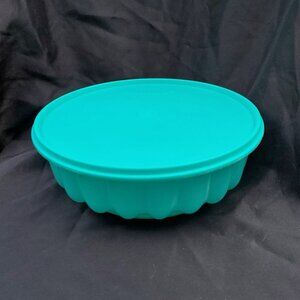 Tupperware Jello Mold Tourquoise Blue with Lid 4 Cups Vintage